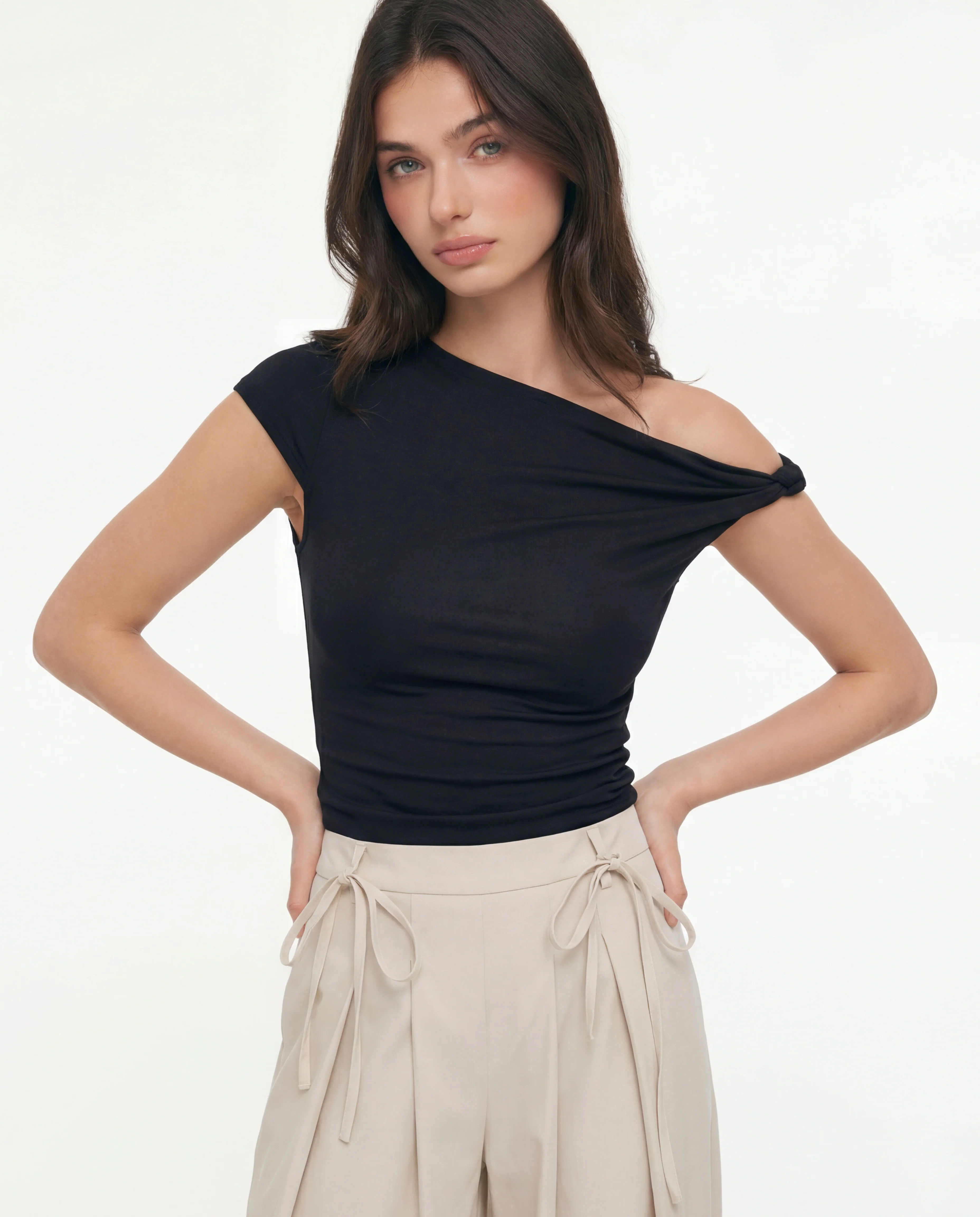 Knot Up Shoulder Fitted Top In Black - Image 4